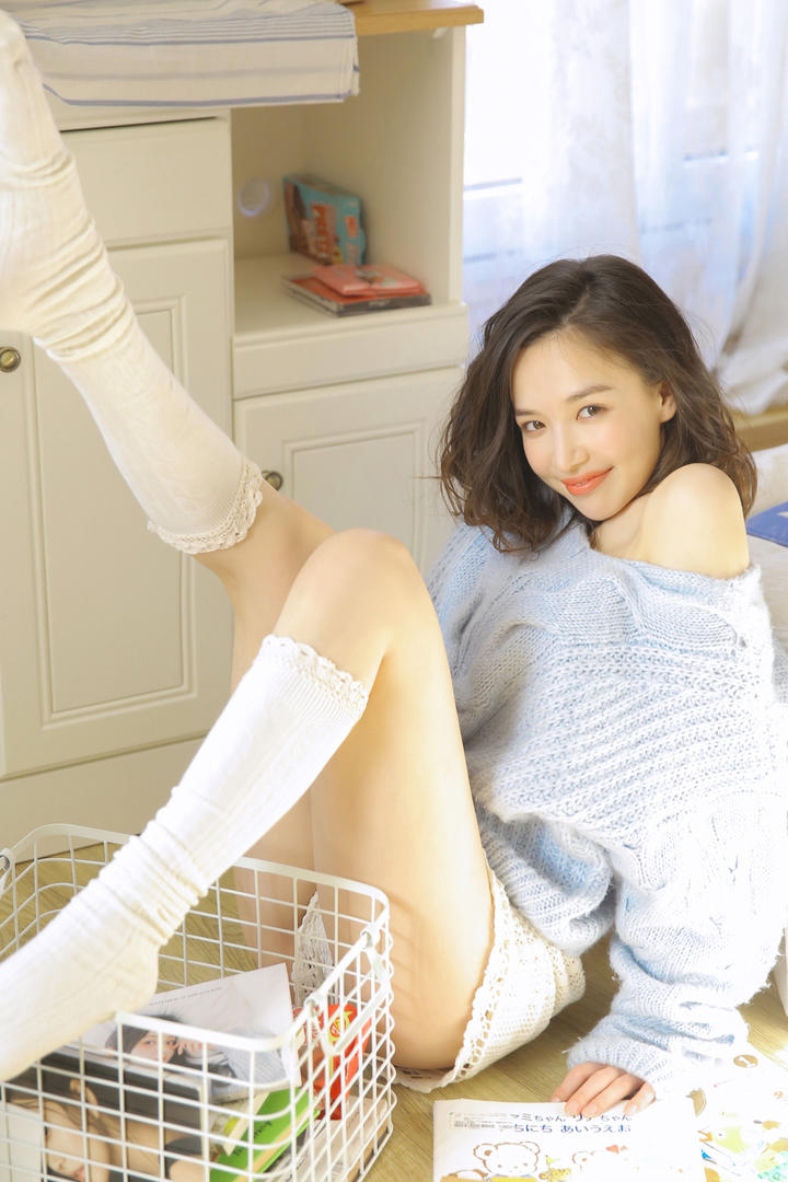 抬起腿的性感清纯美女写真