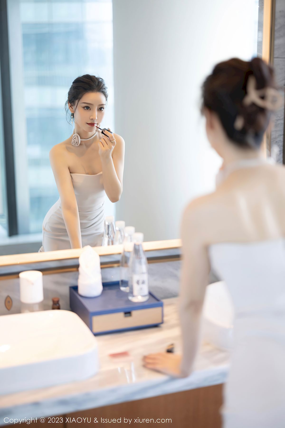 语画界新人模特苏曼兮露肩短裙搭配原色丝袜性感写真