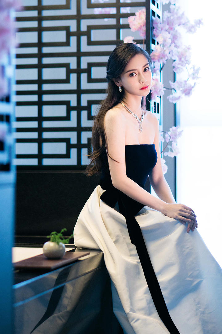 穿着抹胸长裙的气质美女明星杨颖私房照图片