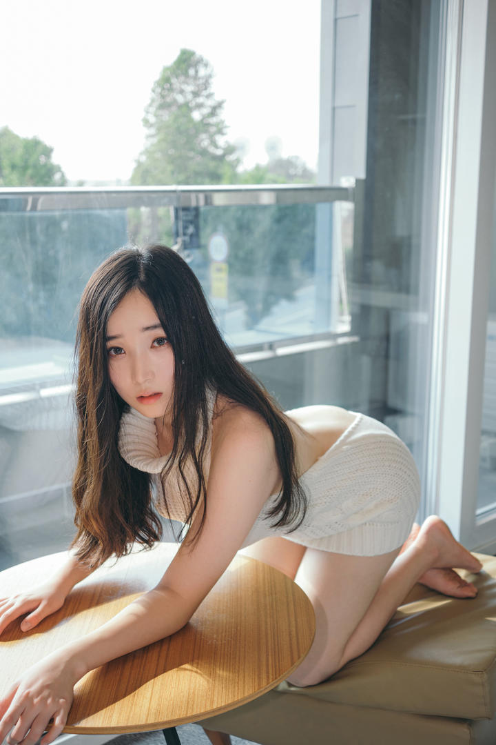 趴在桌子上的韩国性感翘臀美女亚洲综合一区中图片