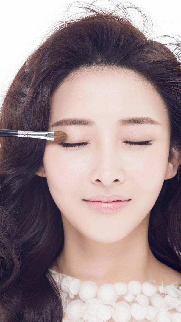 化妆中的胡丹丹高清图片