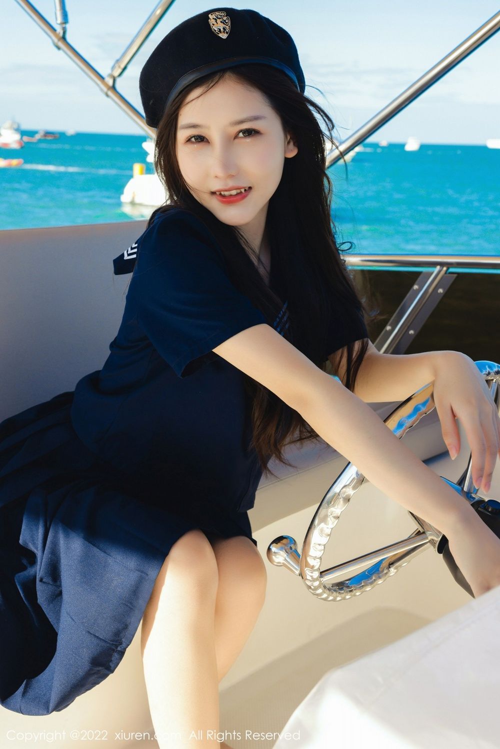秀人网美女模特尹甜甜深色长裙制服海上游艇拍摄三亚旅拍