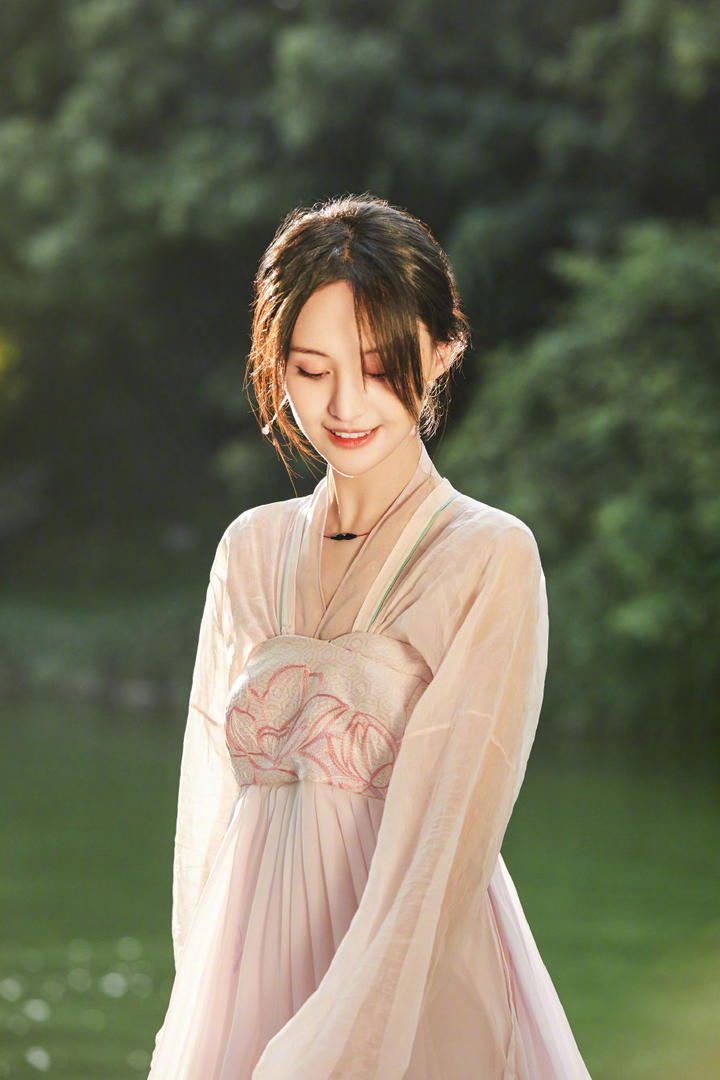 郑爽粉色汉服造型甜美写真