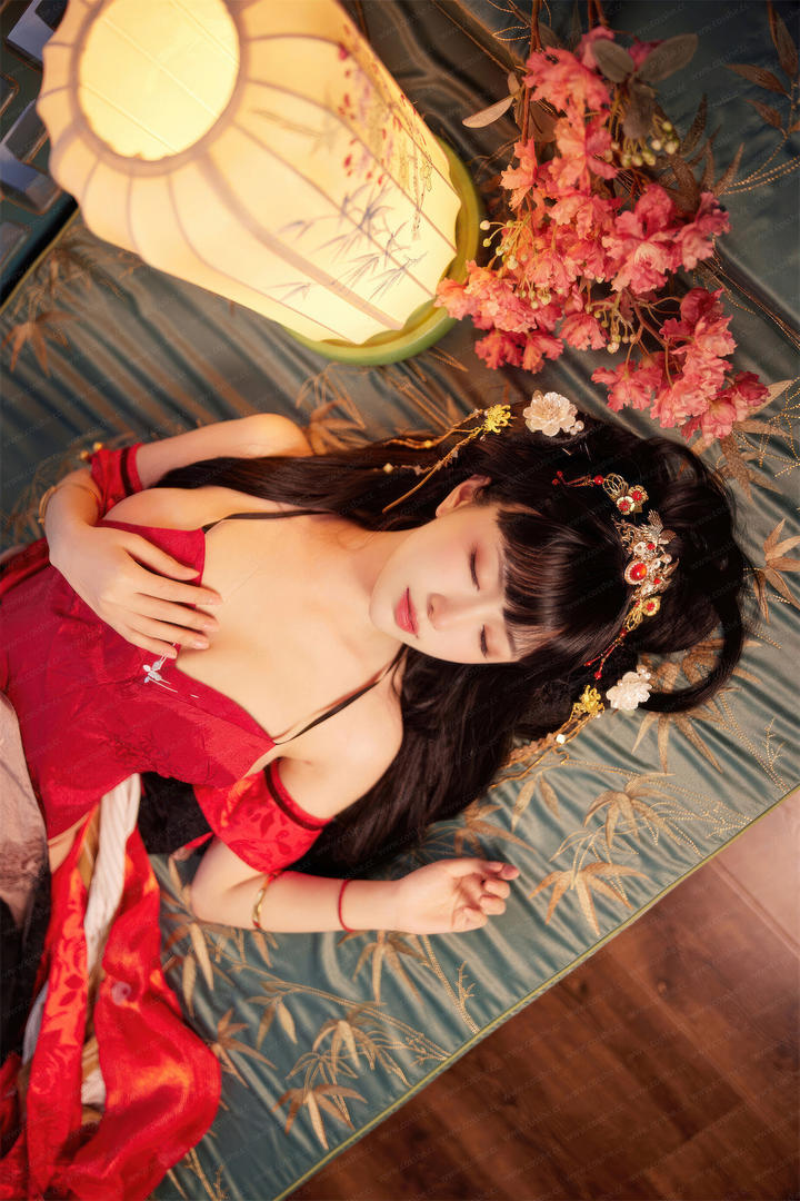 捂着胸部的性感古装美女尤物798艺术写真图片