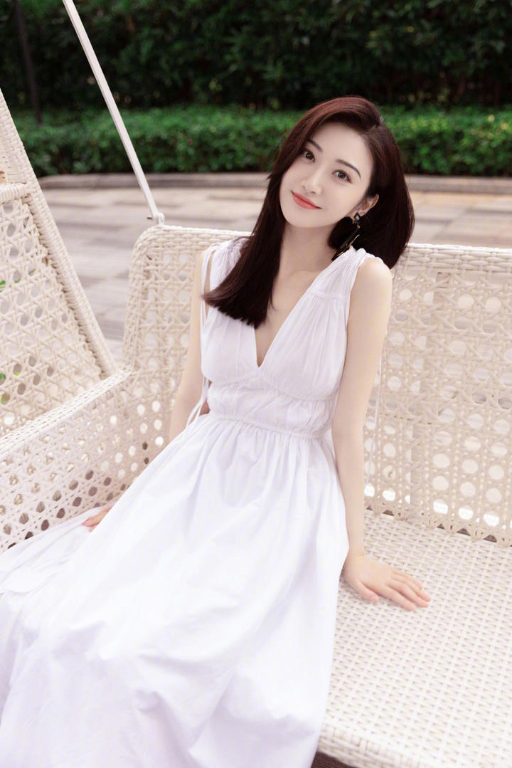 穿着白色连衣裙的美女明星景甜图片