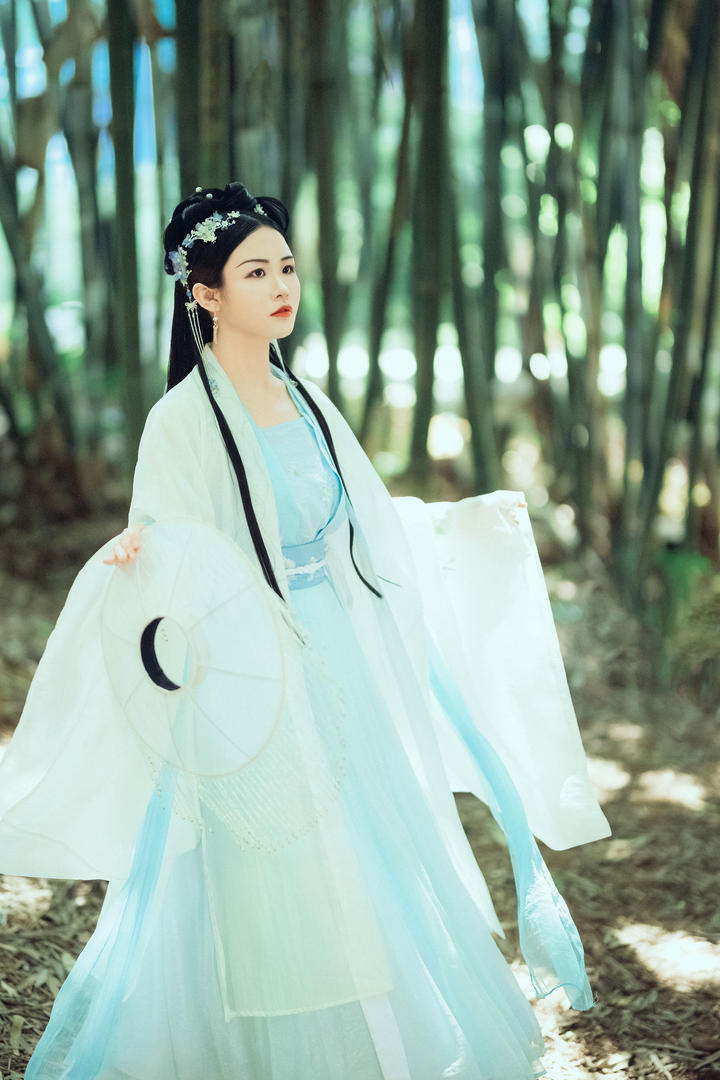 竹林里起舞的唯美古装美女艺术写真图片