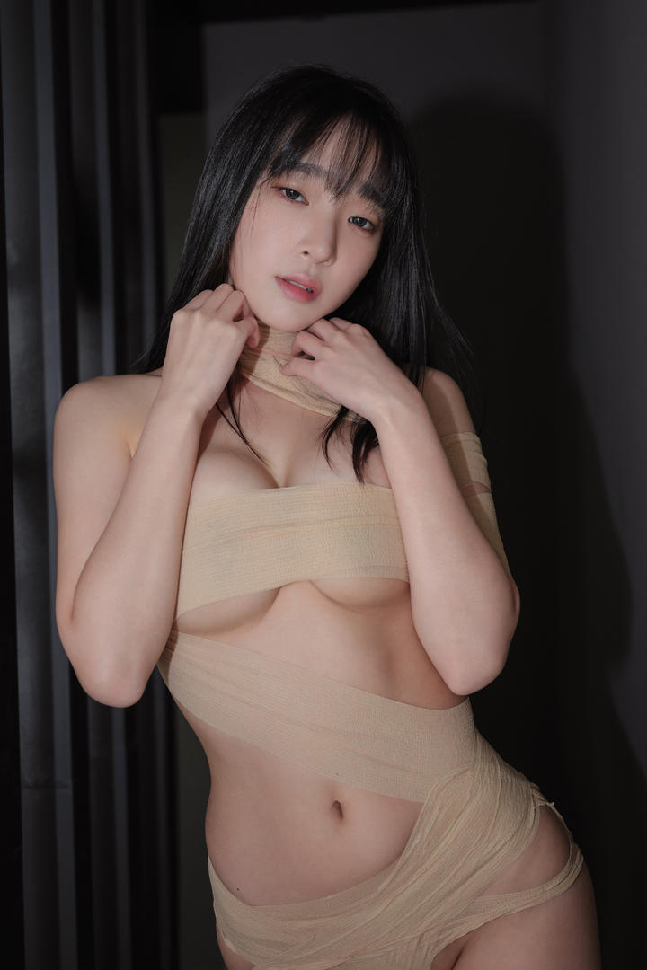 首尔顶流模特内衣私拍：8张未公开性感照，黑丝诱惑+人鱼线身材引爆流量​