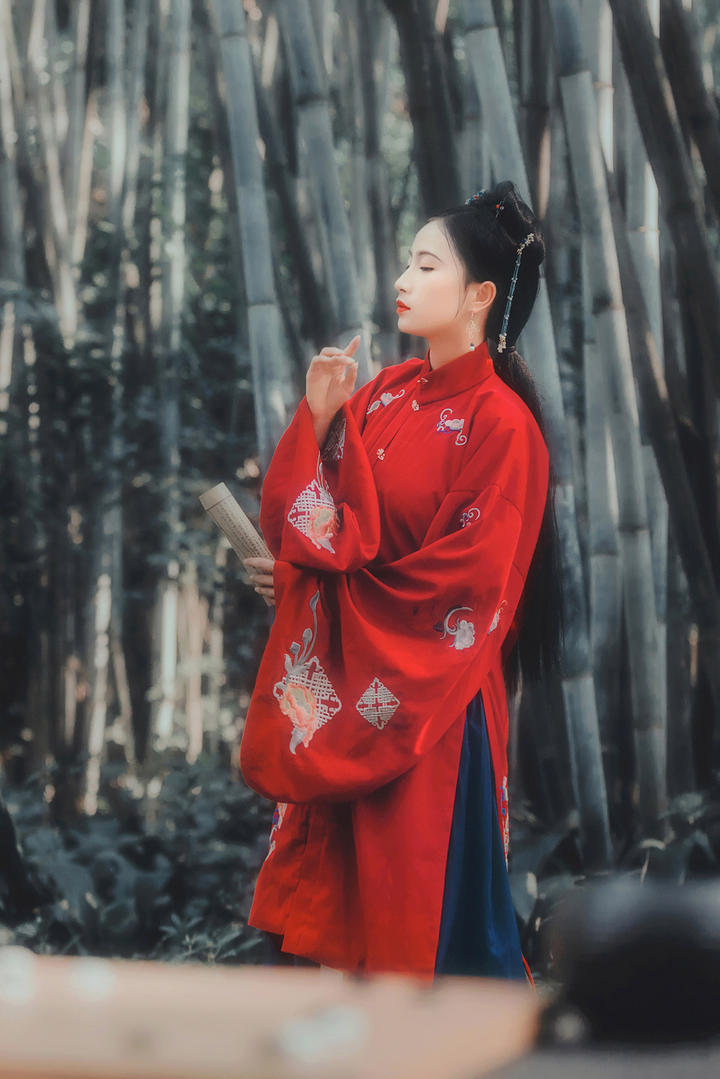 穿红色汉服读书的古典古装美女图片
