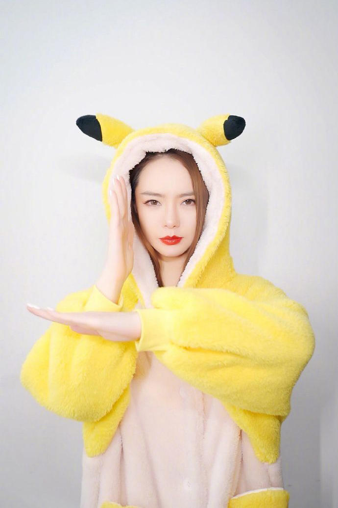 可爱美女明星戚薇图片皮卡丘睡衣美女图片