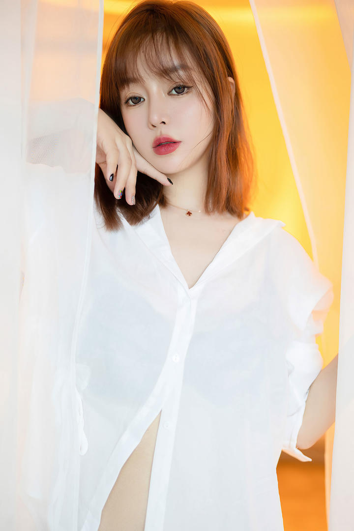 穿白色衬衣的短发气质美女模特王雨纯大尺度人体写真