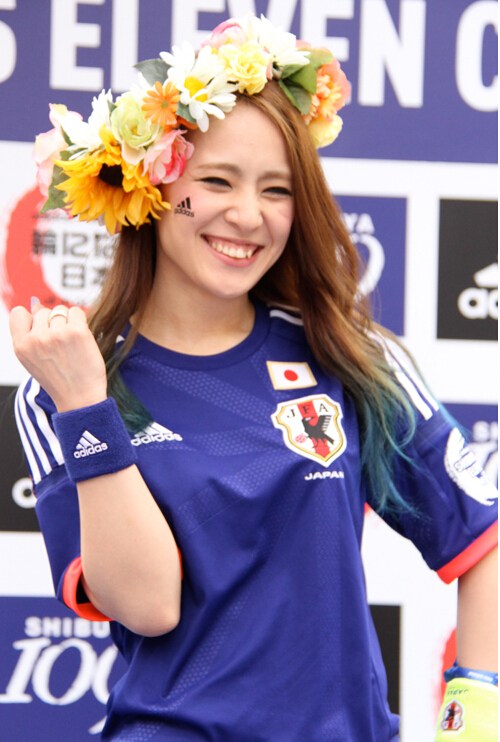 日本美女身着球衣大PK 清纯女仆朋克你爱谁