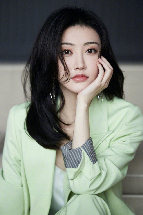 中国美女明星景甜橄榄绿西装成熟性感美女写真图片