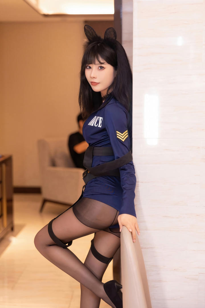 没穿裤子的国产黑丝美女诱惑大胆私密写真图片