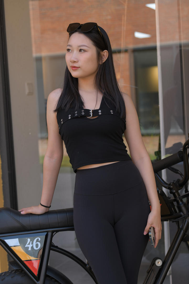 时尚靓丽的紧身裤美女国产街拍女神图片大全