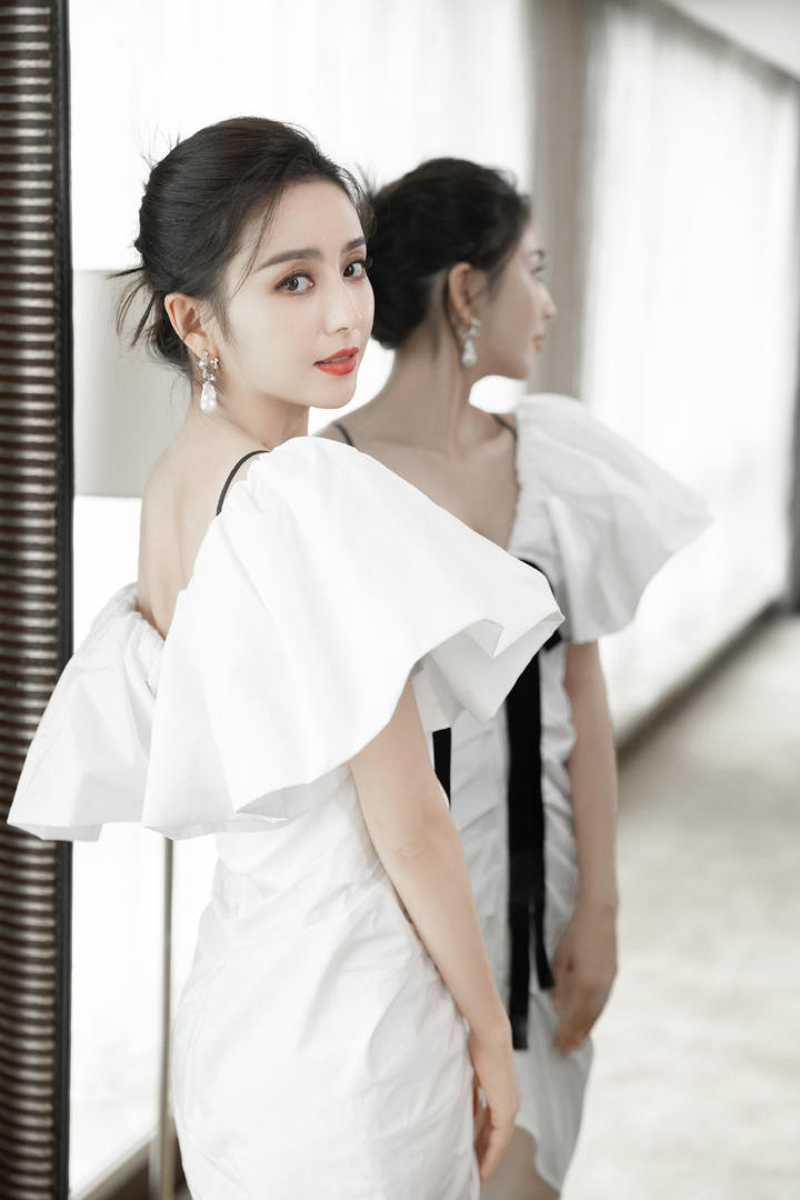 佟丽娅白色连衣裙照镜子美女明星写真图片