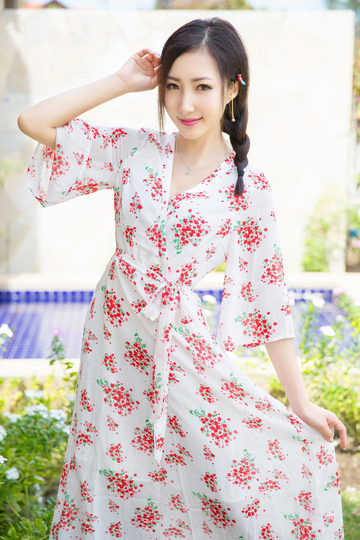 穿着碎花长裙的清纯美女写真