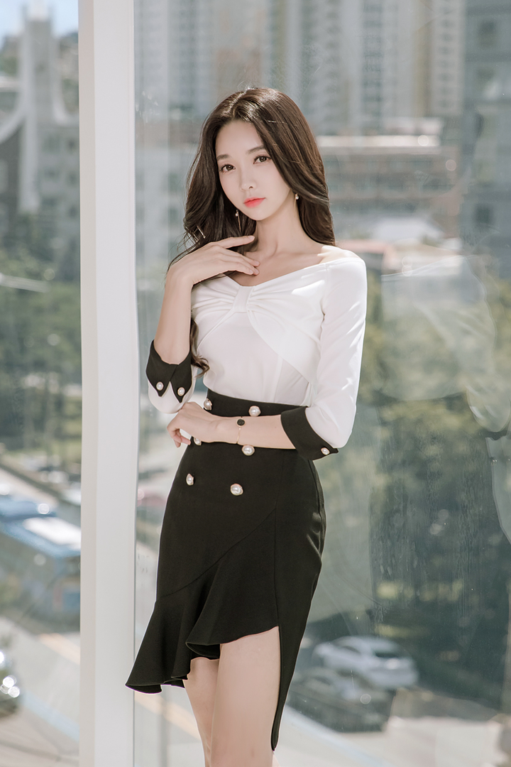 窗户边的超清韩国美女明星朴秀妍写真