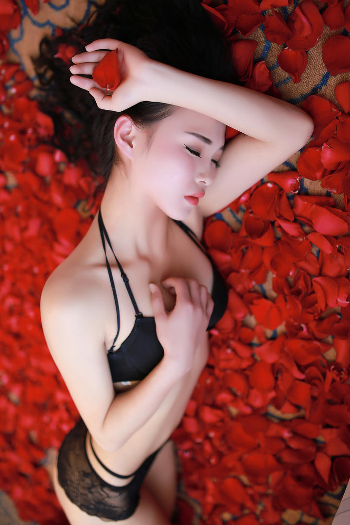 躺在花瓣中的内衣美女国内精品美女写真图片
