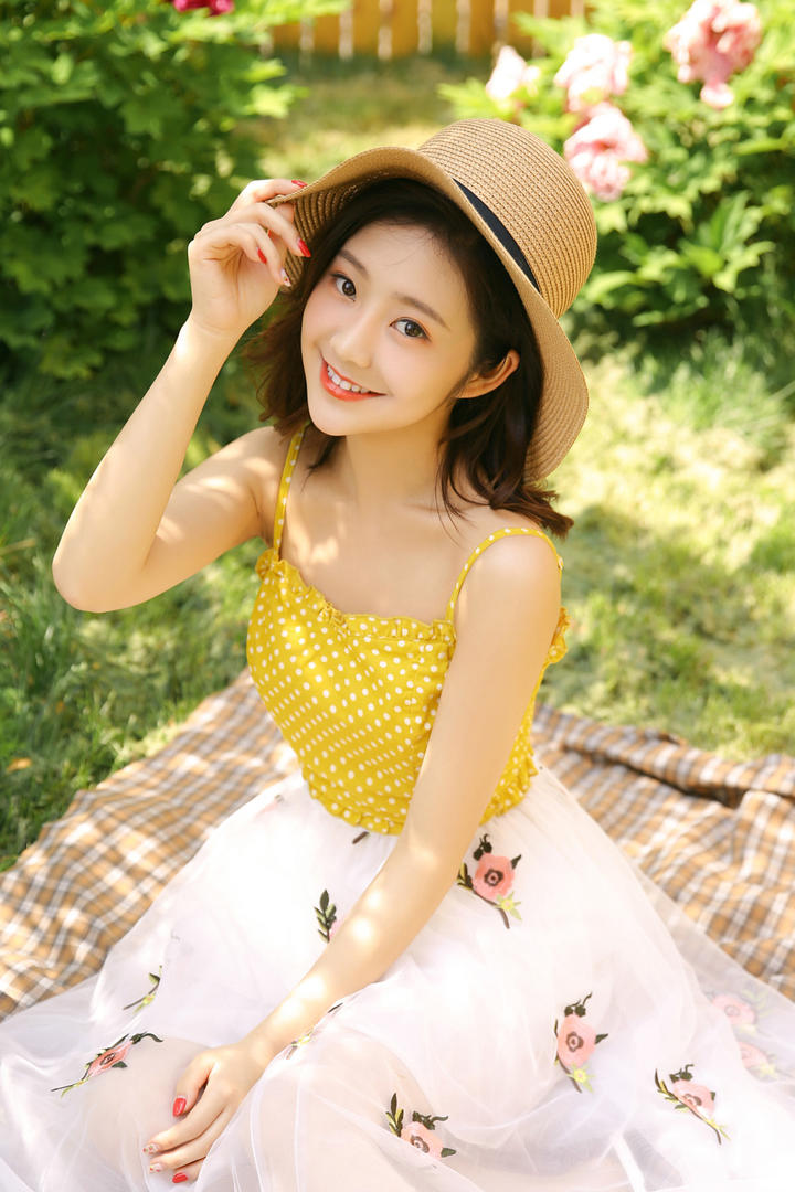 坐在草地上的长裙中国美女写真