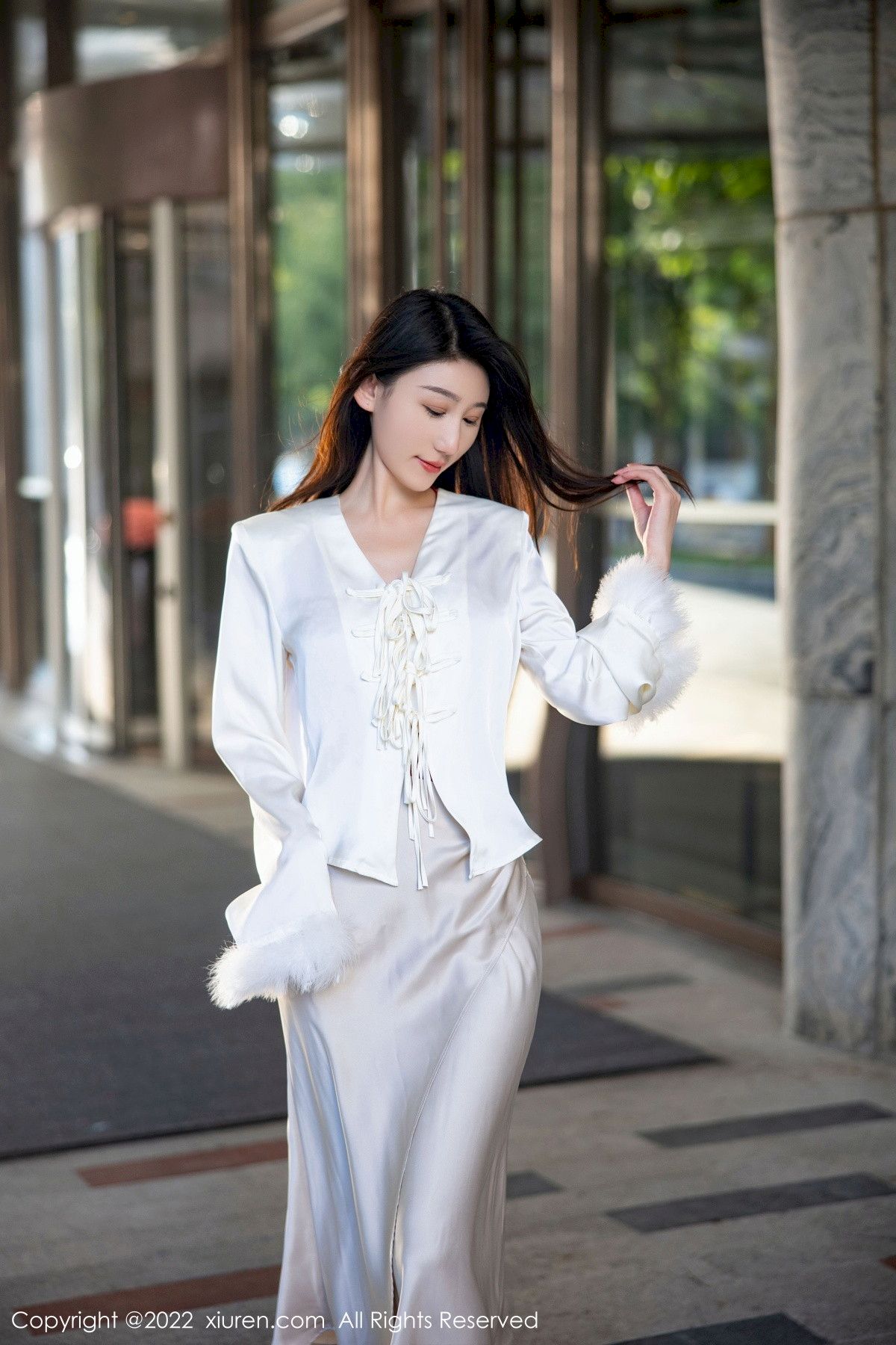 秀人网新人模特薇薇酱白色服饰都市丽人装扮诱人写真