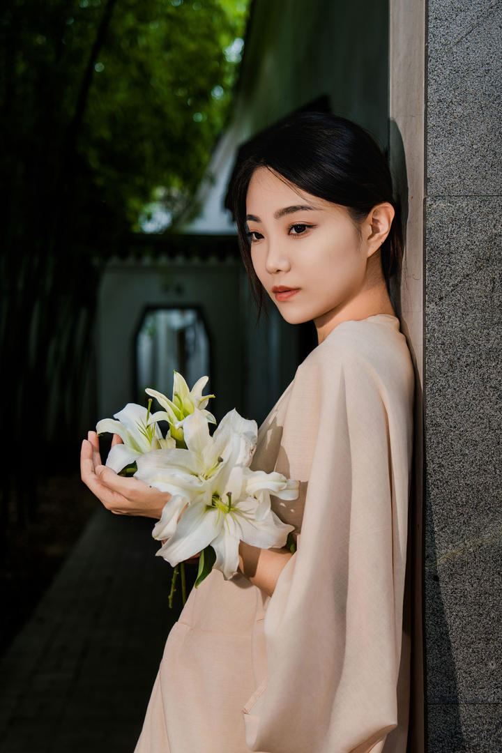 捧着鲜花的气质美女图片