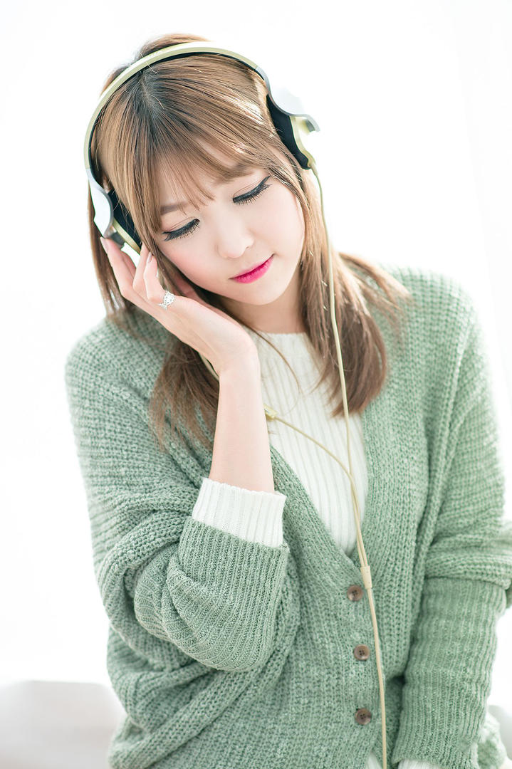 戴着耳机的韩国美女主播李恩慧高清图片