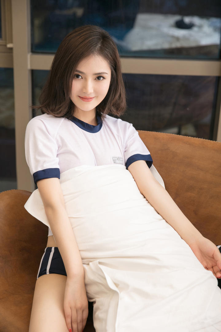 抱着枕头的极品短发美女图片