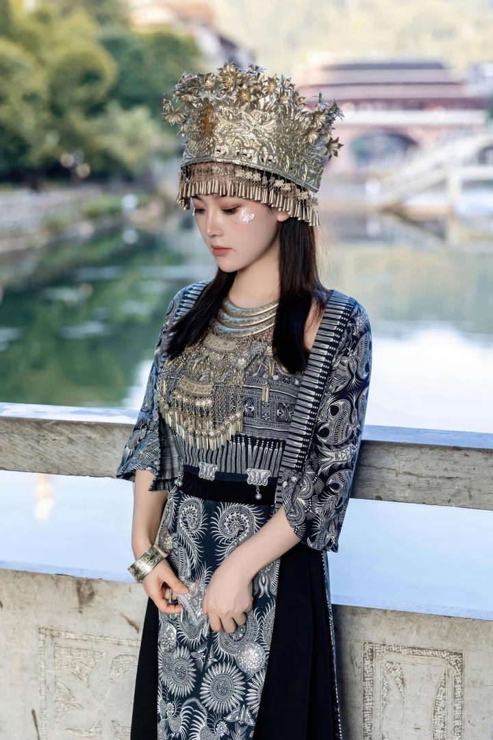 穿少数民族服饰的中国美女模特艺术照写真图片