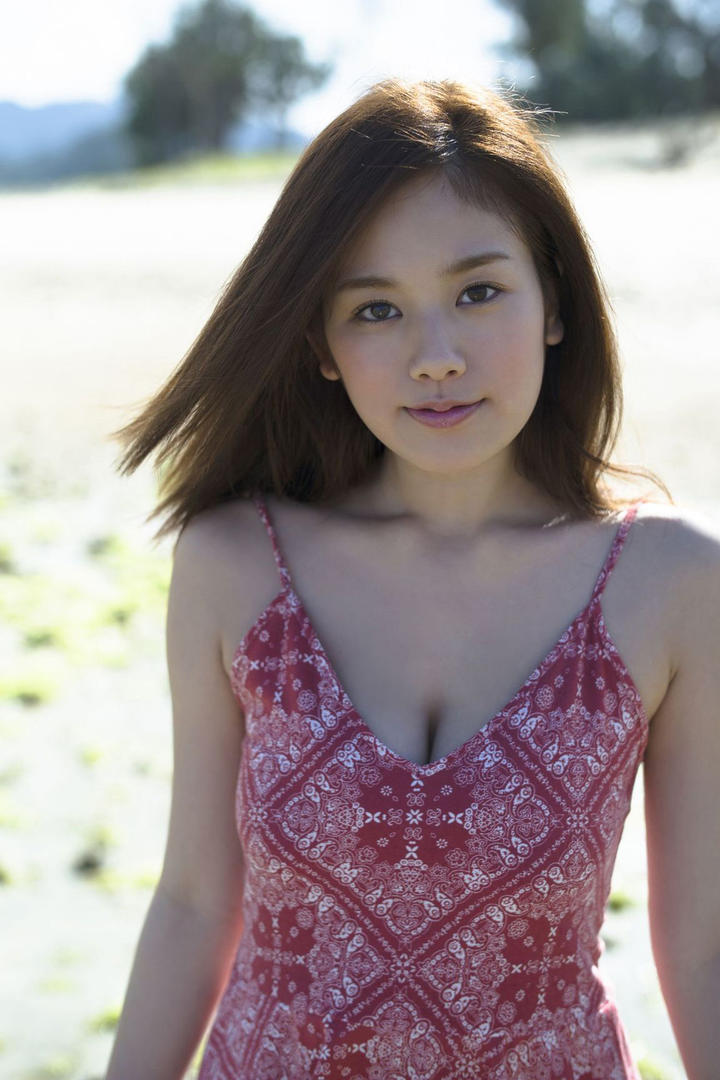 日本吊带长裙美女模特高清壁纸图片