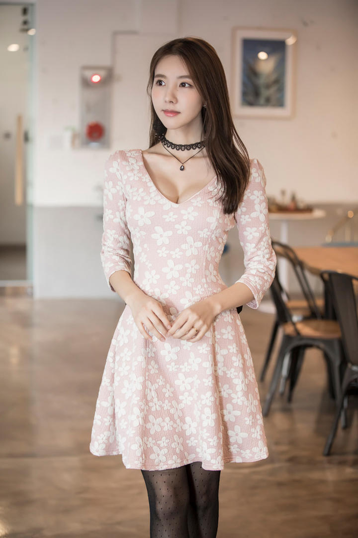 穿着连衣裙的韩国丝袜美女金孝轩图片