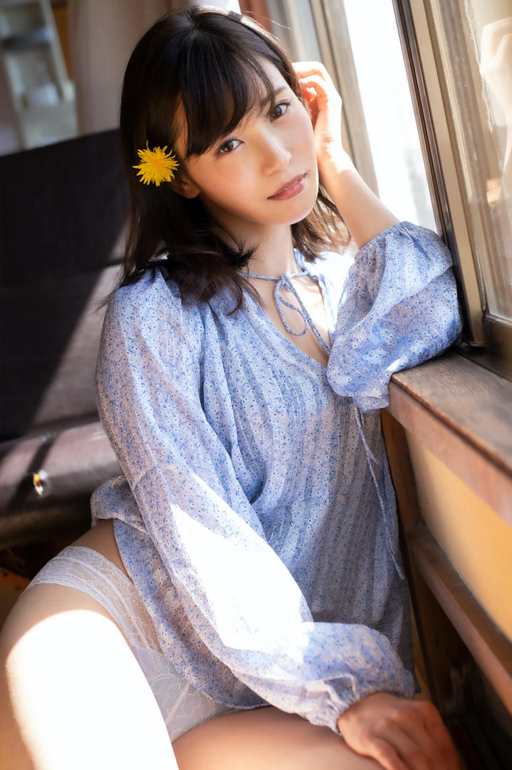 戴着鲜花的日本成熟AV女优福利写真图片
