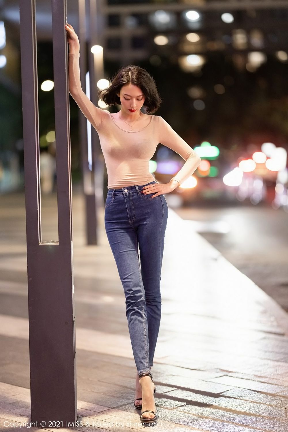 爱蜜社气质美女付艺轩Renee黑丝美腿率直牛仔裤私房性感写真