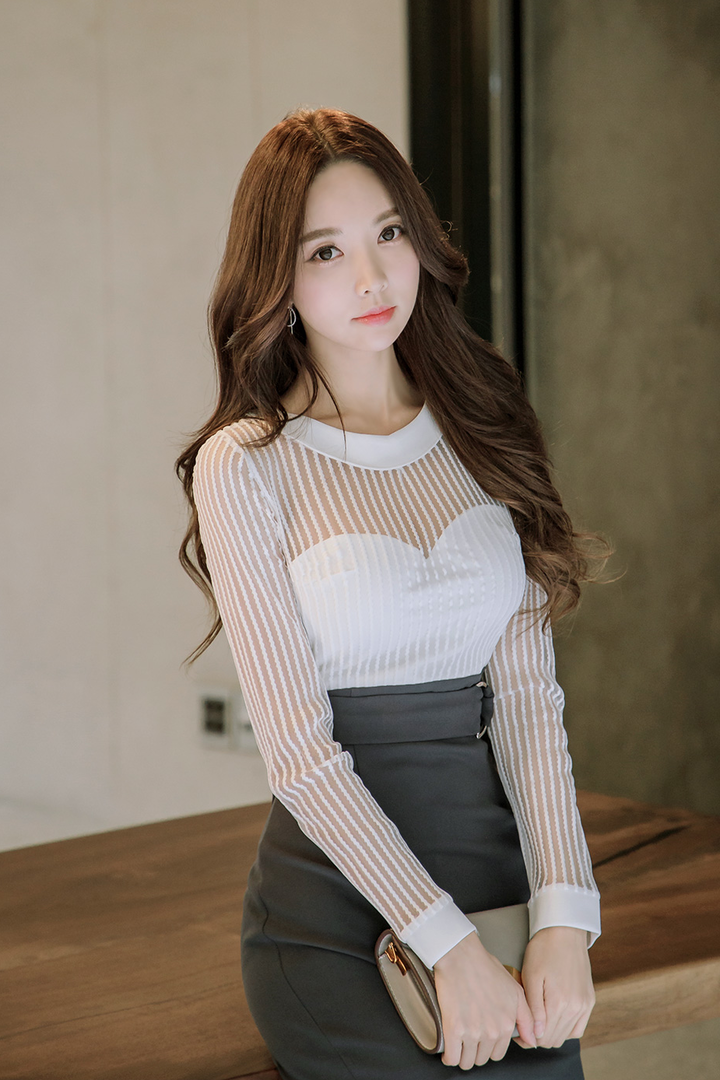 靠在桌子上的韩国气质美女朴秀妍图片