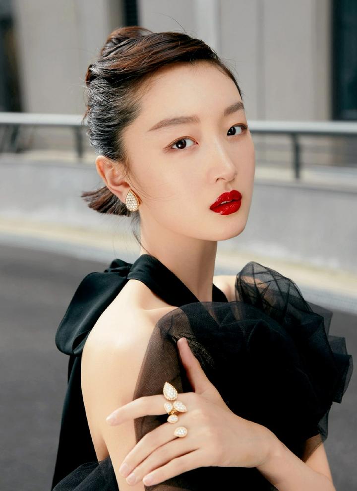 美女明星周冬雨黑色露背纱裙写真图片