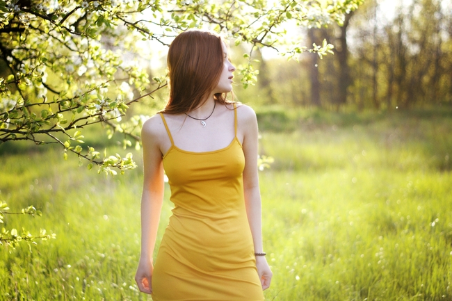 春天草地黄色吊带包臀裙性感美女图片