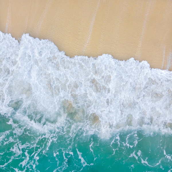 海滩潮水图片