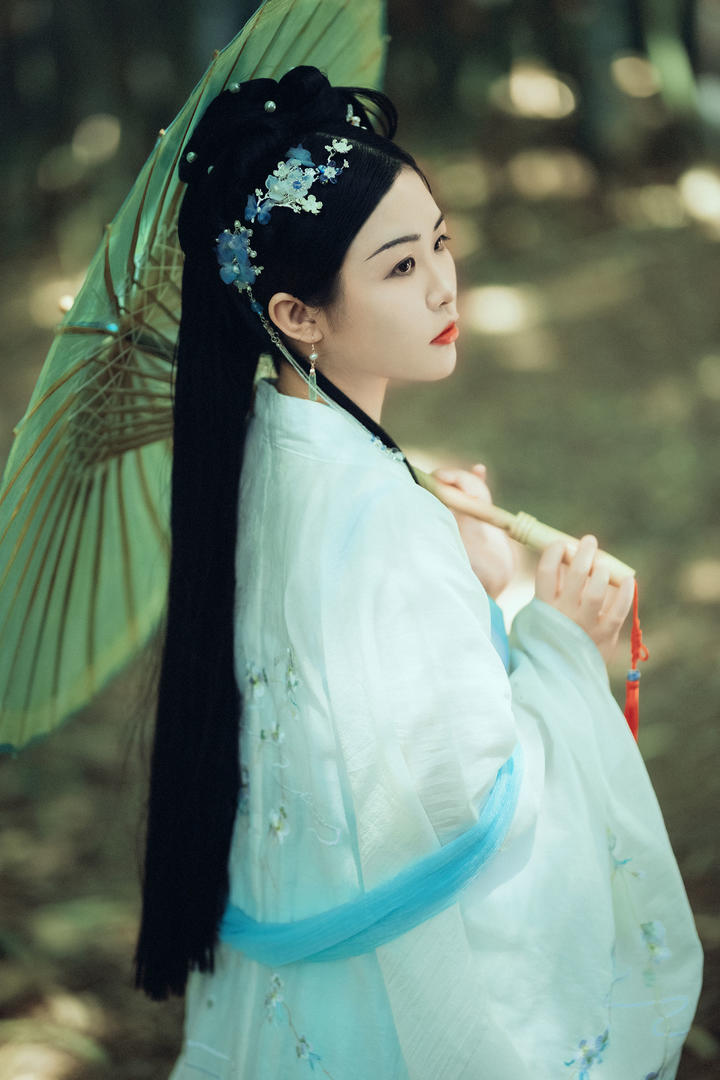撑着伞的唯美汉服古装美女高清图片