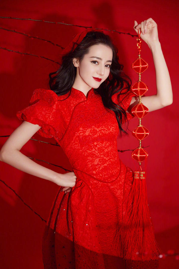 新疆美女迪丽热巴中国红新年喜庆美照图片