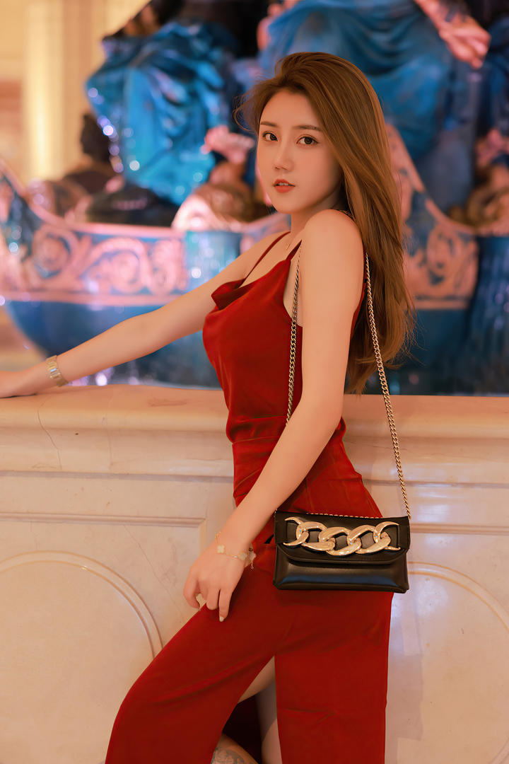 背着挎包的红裙美女模特夏西时尚写真图片