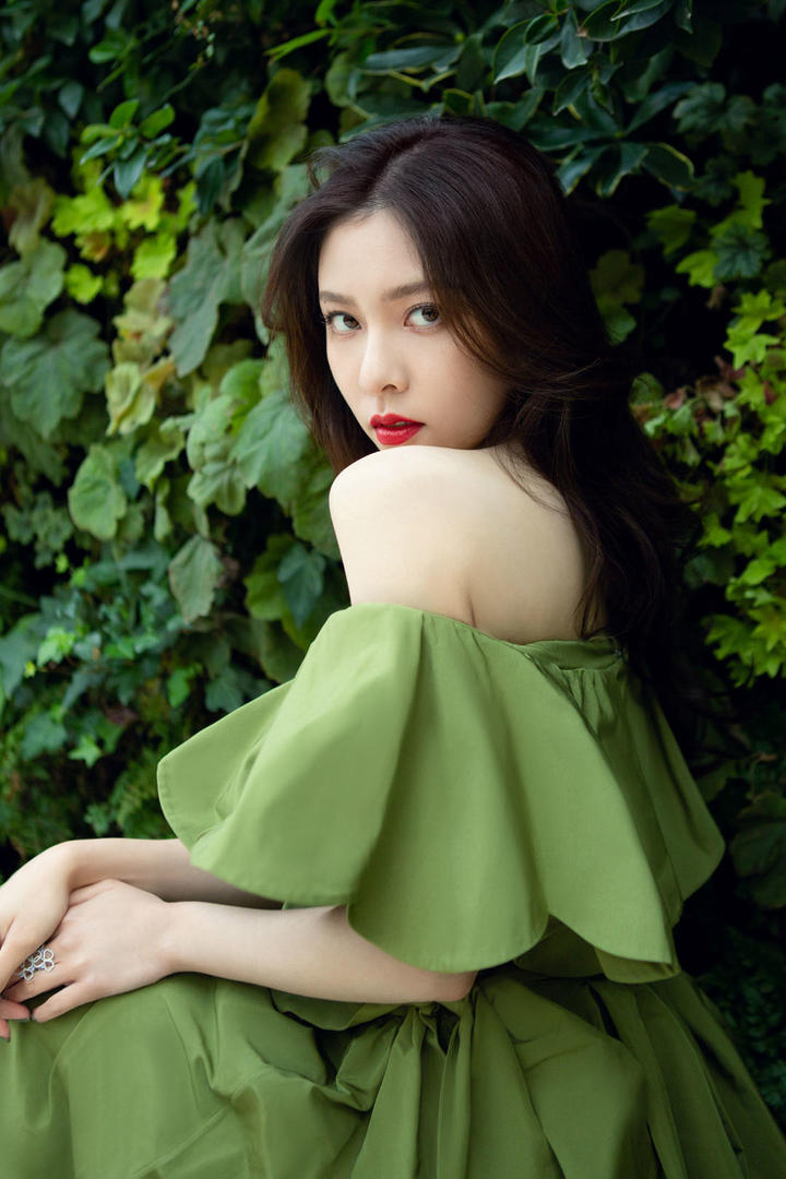 穿着绿色露肩长裙的美女明星宋妍霏写真图片