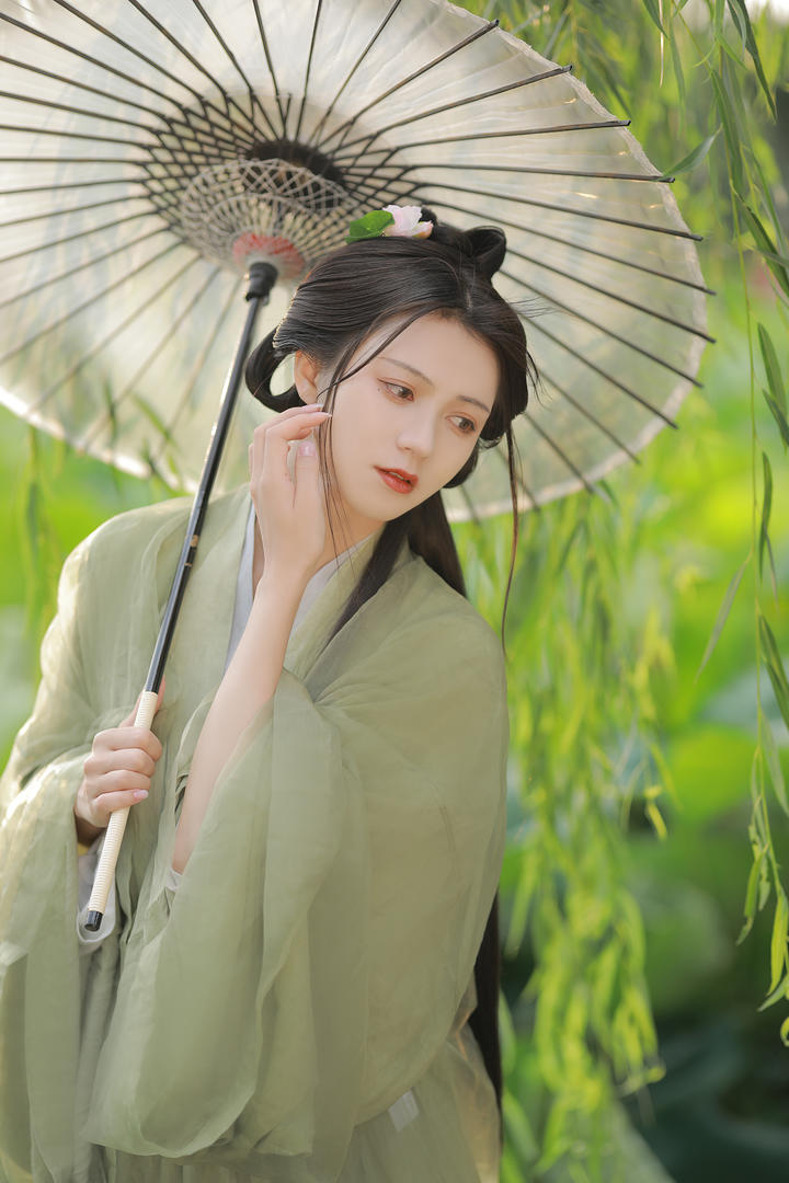 打雨伞的绝色古装美女写真艺术照
