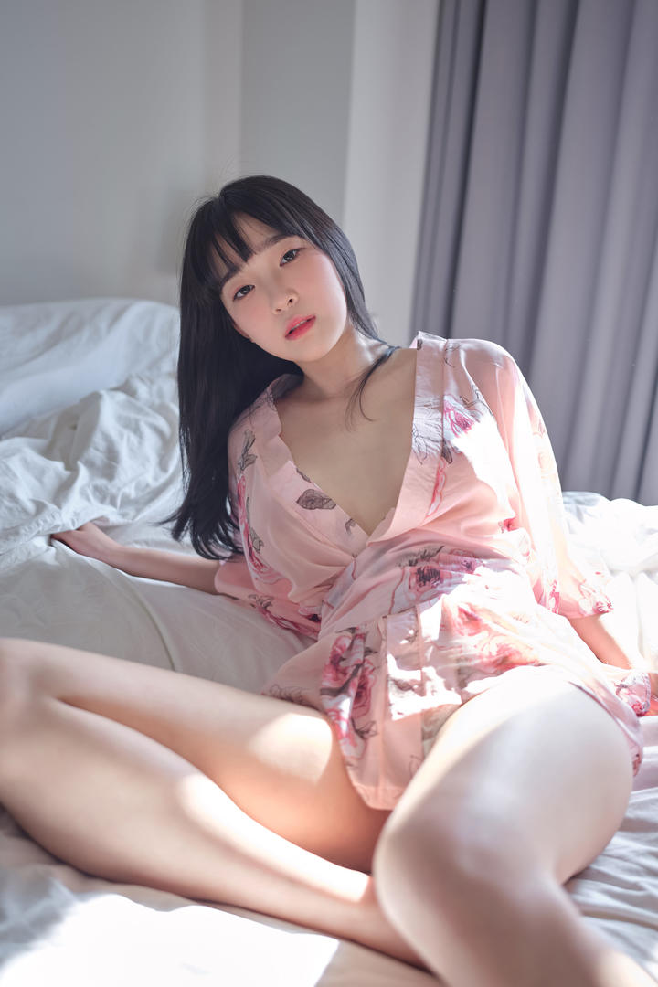 躺在床上的韩国极品睡衣女神艺术照个人写真祼照图片