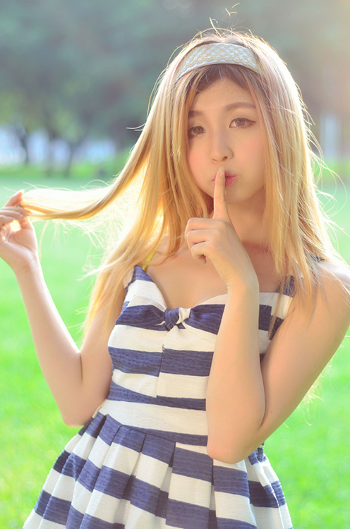 逆光下的可爱粉嫩少女