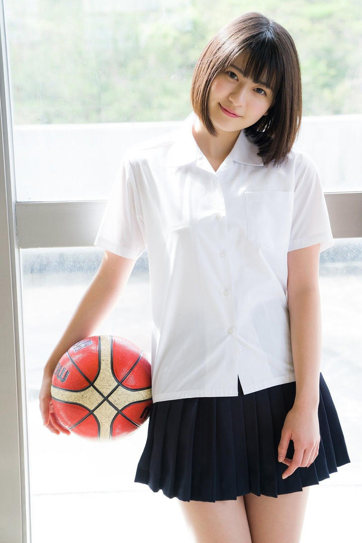 手拿排球日本清纯美女高中生无码专区