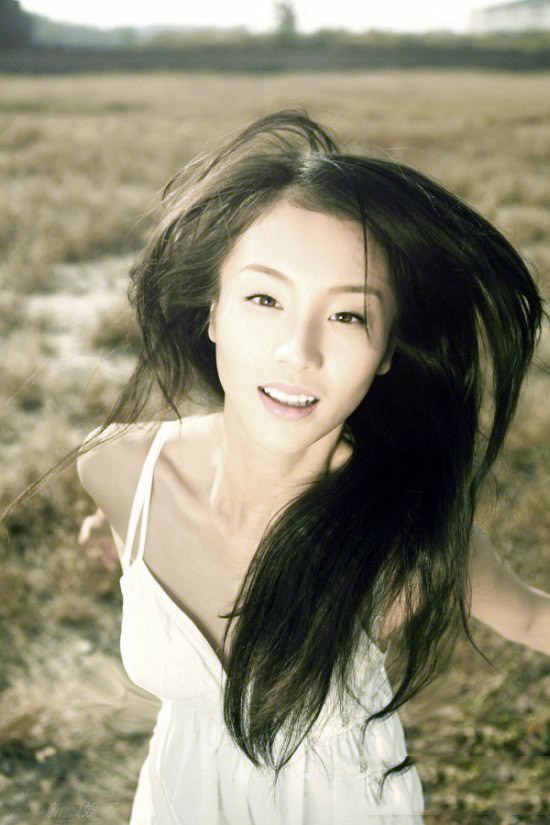 清纯少女草原上奔跑变世外精灵