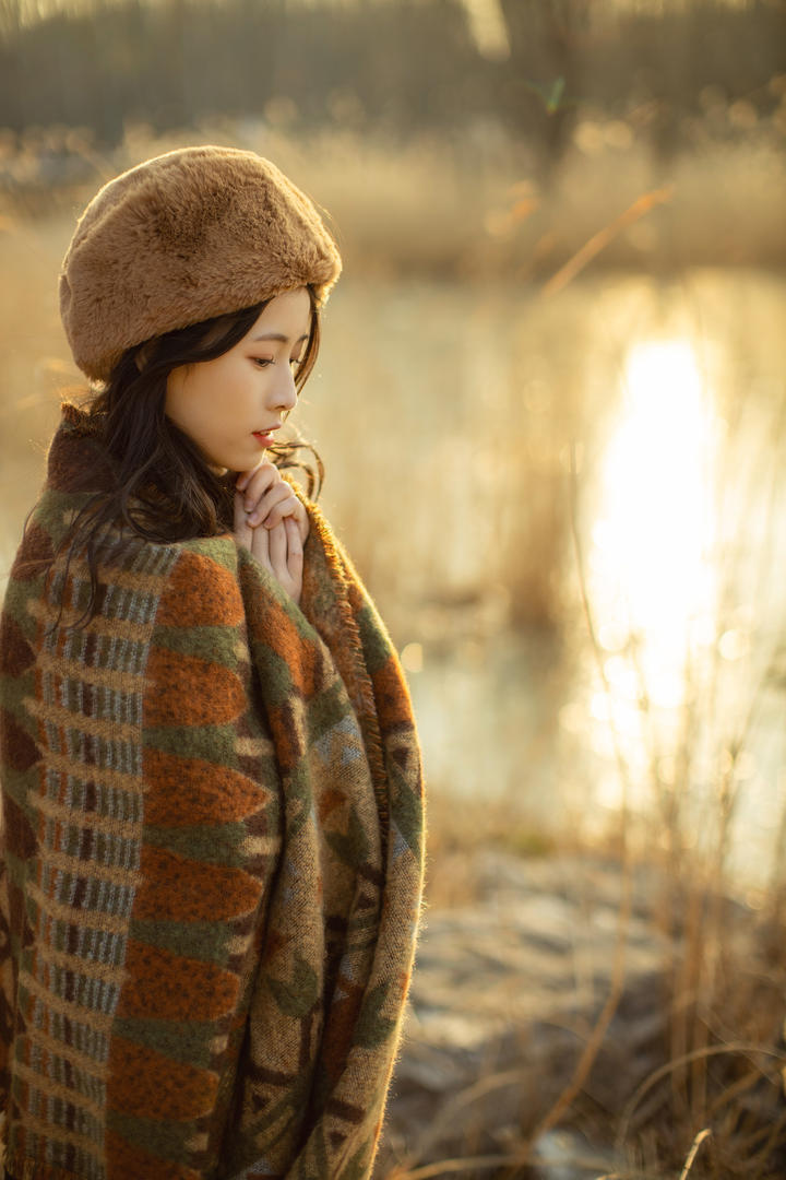 站在湖边的少女好看的头像女生图片大全