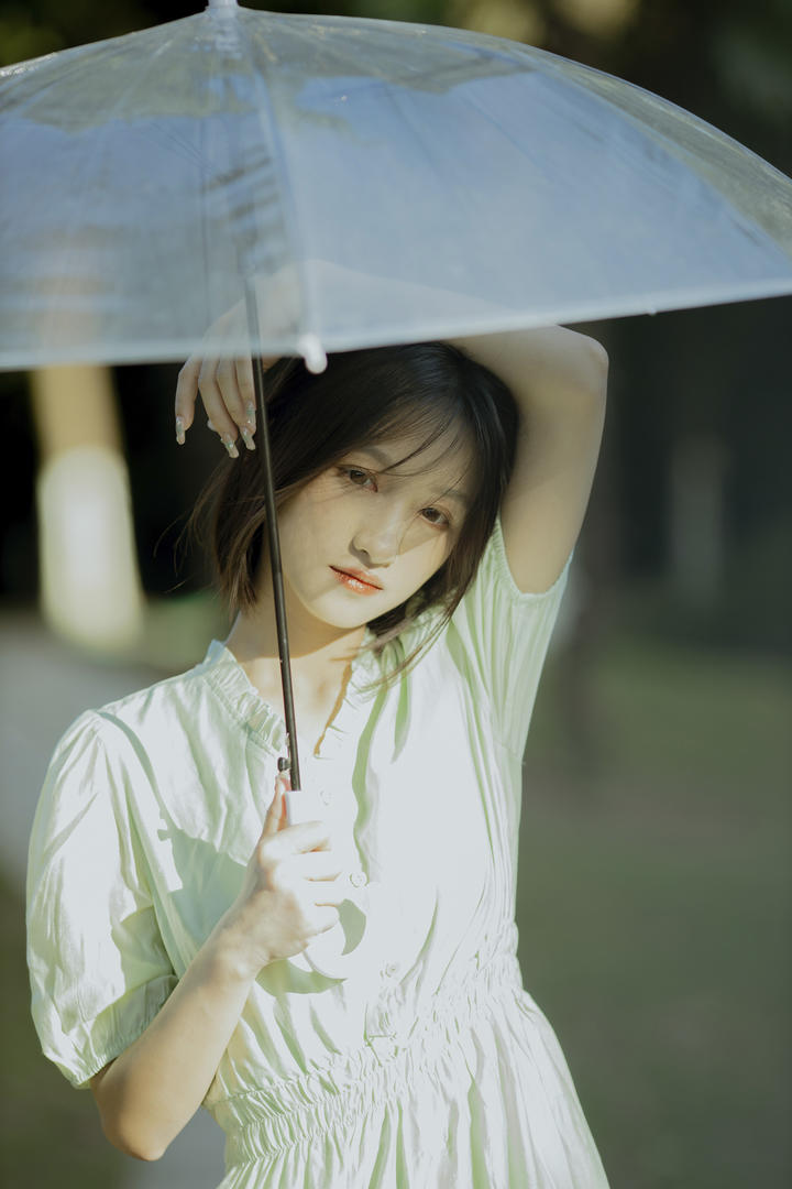 撑伞的清纯可爱美女高清女生头像专业美女图片大全