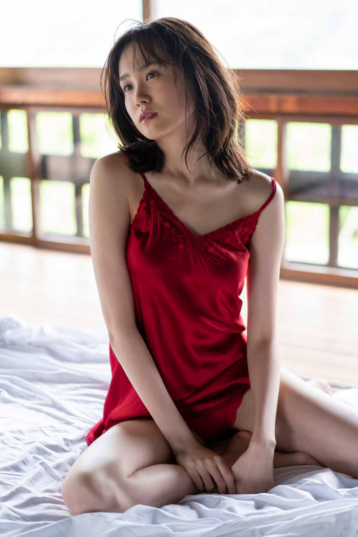 风韵犹存的日本成熟美女性感睡衣照