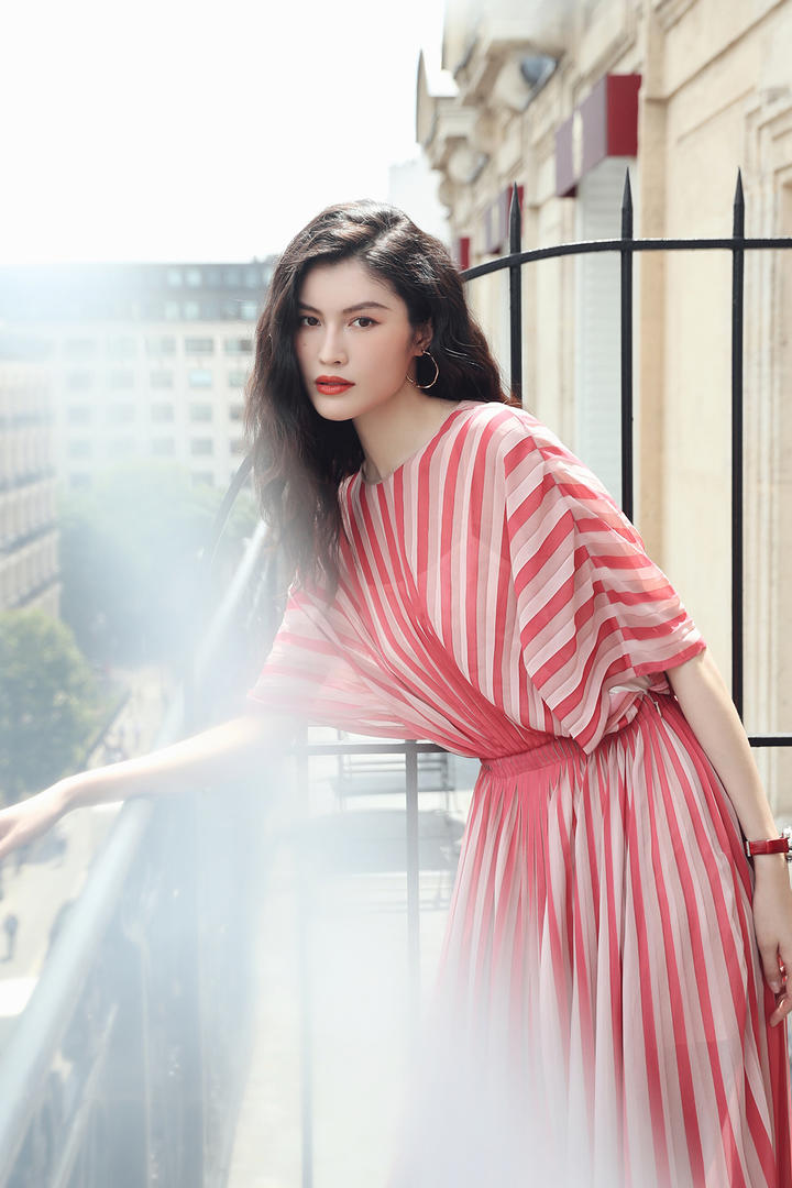 阳台上的气质女星何穗图片