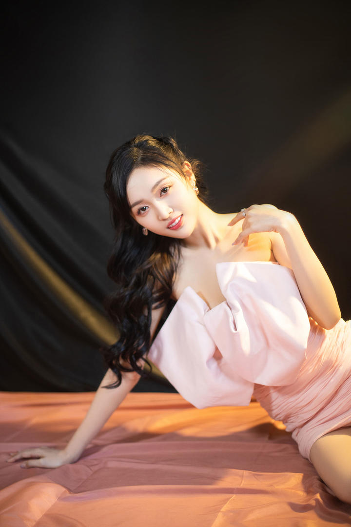 中国气质女明星吴宣仪高清写真图片